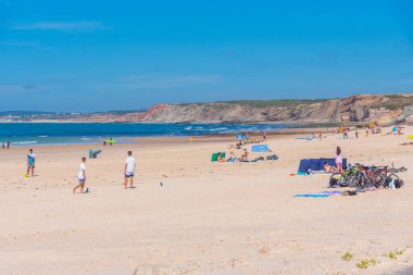 Peniche, Portekiz, 1 Temmuz 2021: İnsanlar Portekiz 'in Baleal plajında güneşli bir günün tadını çıkarıyorlar.