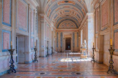 Mafra, Portekiz, 30 Haziran 2021: Portekiz 'deki kraliyet sarayının içindeki koridor.