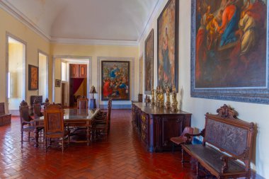 Mafra, Portekiz, 30 Haziran 2021: Portekiz 'deki kraliyet sarayının içindeki odalar.