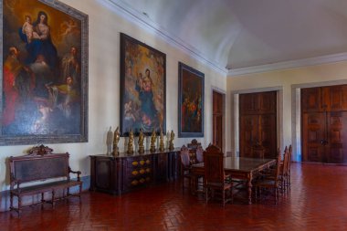 Mafra, Portekiz, 30 Haziran 2021: Portekiz 'deki kraliyet sarayının içindeki odalar.