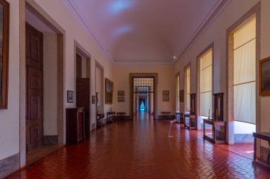 Mafra, Portekiz, 30 Haziran 2021: Portekiz 'deki kraliyet sarayının içindeki koridor.