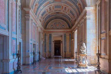 Mafra, Portekiz, 30 Haziran 2021: Portekiz 'deki kraliyet sarayının içindeki koridor.