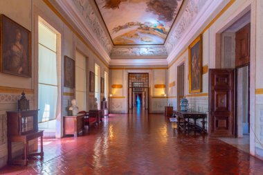 Mafra, Portekiz, 30 Haziran 2021: Portekiz 'deki kraliyet sarayının içindeki odalar.