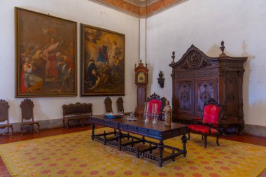 Mafra, Portekiz, 30 Haziran 2021: Portekiz 'deki kraliyet sarayının içindeki odalar.