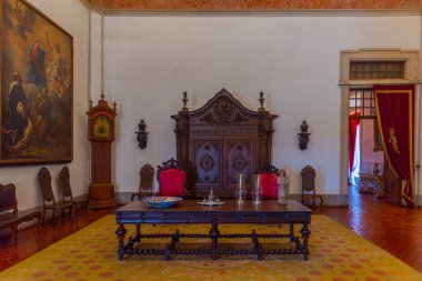 Mafra, Portekiz, 30 Haziran 2021: Portekiz 'deki kraliyet sarayının içindeki odalar.