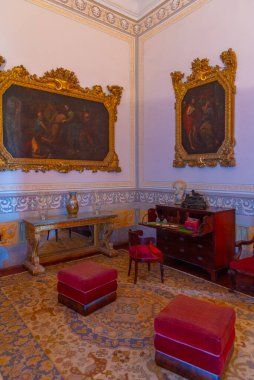 Mafra, Portekiz, 30 Haziran 2021: Portekiz 'deki kraliyet sarayının içindeki odalar.