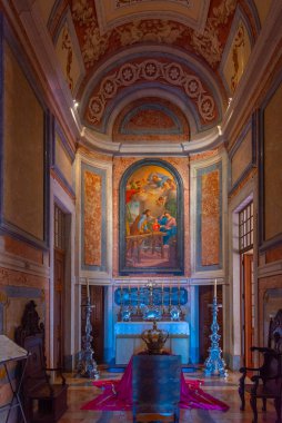 Mafra, Portekiz, 30 Haziran 2021: Portekiz 'deki kraliyet sarayının içindeki odalar.