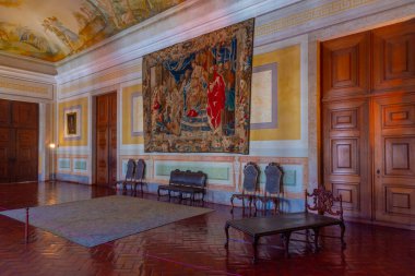 Mafra, Portekiz, 30 Haziran 2021: Portekiz 'deki kraliyet sarayının içindeki odalar.