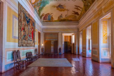 Mafra, Portekiz, 30 Haziran 2021: Portekiz 'deki kraliyet sarayının içindeki odalar.