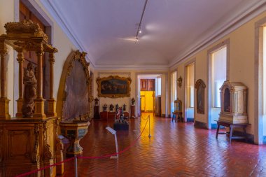 Mafra, Portekiz, 30 Haziran 2021: Portekiz 'deki kraliyet sarayının içindeki odalar.