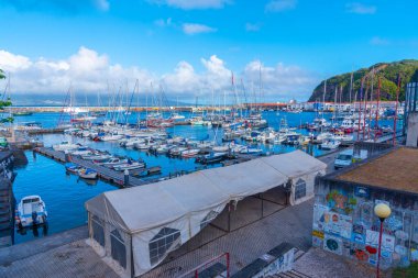 Horta, Portekiz, 28 Haziran 2021: Portekiz 'in Horta limanındaki yatlar.