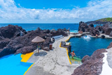 Faial, Portekiz, 28 Haziran 2021: Faial Adası, Azores Portekiz 'deki Varadouro doğal yüzme havuzları