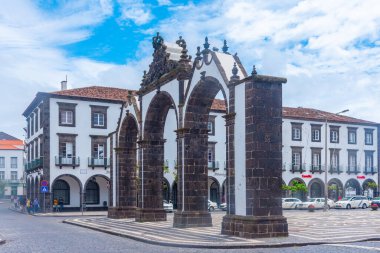 Ponta Delgada, Portekiz, 25 Haziran 2021: Portekiz Sao Miguel 'deki Ponta Delgada kasabasında Portas da Cidade kemer yolu.