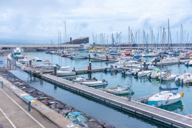 Ponta Delgada, Portekiz, 25 Haziran 2021: Portekiz 'in Ponta Delgada limanındaki yatlar.