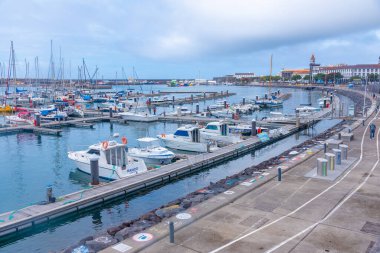 Ponta Delgada, Portekiz, 25 Haziran 2021: Portekiz 'in Ponta Delgada limanındaki yatlar.