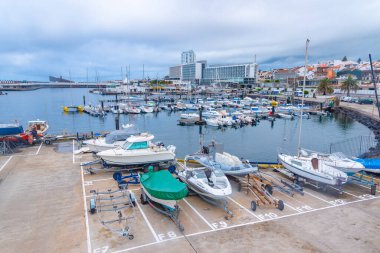 Ponta Delgada, Portekiz, 25 Haziran 2021: Portekiz 'in Ponta Delgada limanındaki yatlar.