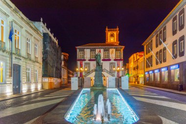 Ponta Delgada, Portekiz, 24 Haziran 2021: Portekiz, Sao Miguel 'deki Ponta Delgada kasabasındaki Camara Belediyesinin gece manzarası.
