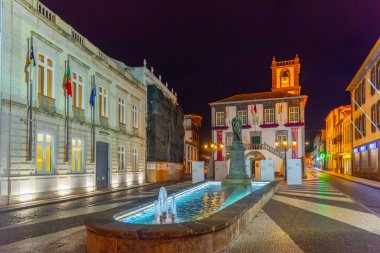 Ponta Delgada, Portekiz, 24 Haziran 2021: Portekiz, Sao Miguel 'deki Ponta Delgada kasabasındaki Camara Belediyesinin gece manzarası.