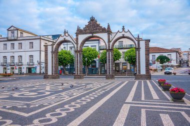 Ponta Delgada, Portekiz, 23 Haziran 2021: Portekiz Sao Miguel 'deki Ponta Delgada kasabasında Portas da Cidade kemer yolu.