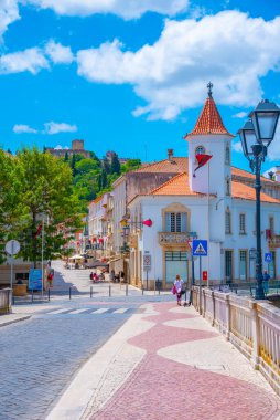 Tomar, Portekiz, 22 Haziran 2021: Portekiz 'in eski Tomar kentindeki Dar Sokak.