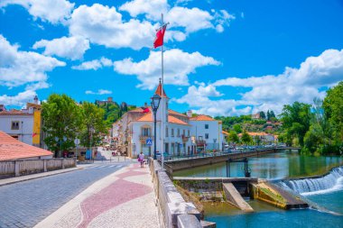 Tomar, Portekiz, 22 Haziran 2021: Portekiz 'deki eski Tomar kasabasına giden köprü.