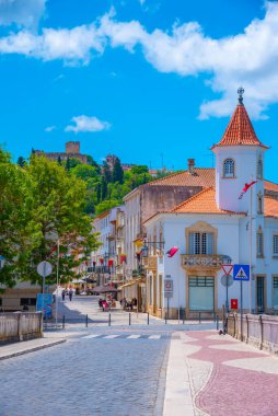 Tomar, Portekiz, 22 Haziran 2021: Portekiz 'in eski Tomar kentindeki Dar Sokak.