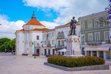 Santarem, Portekiz, 22 Haziran 2021: Portekiz 'in Santarem kasabasındaki Praca Sa da Bandeira Meydanı.