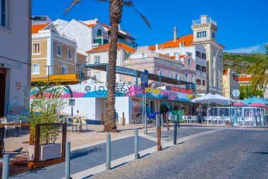 Sesimbra, Portekiz, 21 Haziran 2021: Portekiz 'in Susimbra kentindeki eski şehrin dar sokakları.