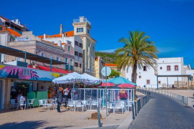 Sesimbra, Portekiz, 21 Haziran 2021: Portekiz 'in Susimbra kentindeki eski şehrin dar sokakları.