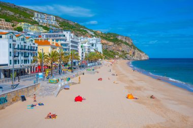 Sesimbra, Portekiz, 21 Haziran 2021: İnsanlar Portekiz sahil kasabası Sesimbra 'da güneşli bir günün tadını çıkarıyorlar.