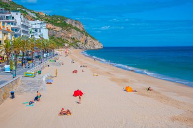 Sesimbra, Portekiz, 21 Haziran 2021: İnsanlar Portekiz sahil kasabası Sesimbra 'da güneşli bir günün tadını çıkarıyorlar.