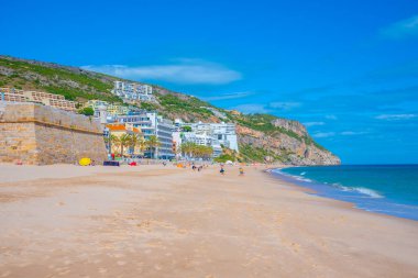 Sesimbra, Portekiz, 21 Haziran 2021: İnsanlar Portekiz sahil kasabası Sesimbra 'da güneşli bir günün tadını çıkarıyorlar.