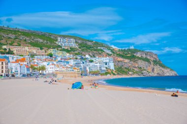 Sesimbra, Portekiz, 21 Haziran 2021: İnsanlar Portekiz sahil kasabası Sesimbra 'da güneşli bir günün tadını çıkarıyorlar.