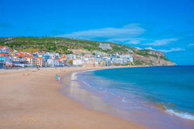 Sesimbra, Portekiz, 21 Haziran 2021: İnsanlar Portekiz sahil kasabası Sesimbra 'da güneşli bir günün tadını çıkarıyorlar.