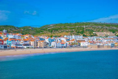 Sesimbra, Portekiz, 21 Haziran 2021: İnsanlar Portekiz sahil kasabası Sesimbra 'da güneşli bir günün tadını çıkarıyorlar.