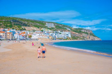 Sesimbra, Portekiz, 21 Haziran 2021: İnsanlar Portekiz sahil kasabası Sesimbra 'da güneşli bir günün tadını çıkarıyorlar.