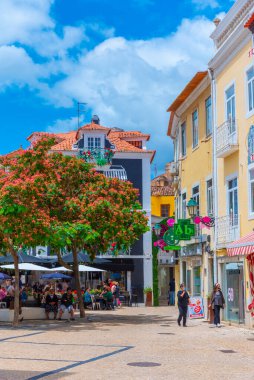 Setubal, Portekiz, 21 Haziran 2021: Portekiz 'in Setubal kasabasındaki Dar Sokak.