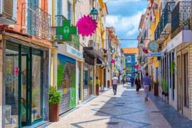 Setubal, Portekiz, 21 Haziran 2021: Portekiz 'in Setubal kasabasındaki Dar Sokak.