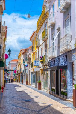 Setubal, Portekiz, 21 Haziran 2021: Portekiz 'in Setubal kasabasındaki Dar Sokak.