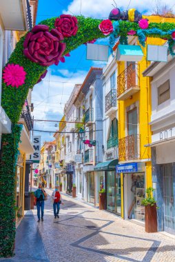 Setubal, Portekiz, 21 Haziran 2021: Portekiz 'in Setubal kasabasındaki Dar Sokak.