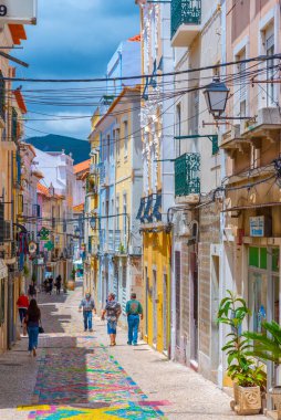 Setubal, Portekiz, 21 Haziran 2021: Portekiz 'in Setubal kasabasındaki Dar Sokak.