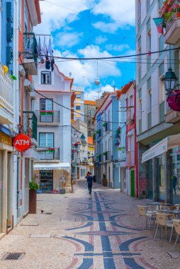 Setubal, Portekiz, 21 Haziran 2021: Portekiz 'in Setubal kasabasındaki Dar Sokak.