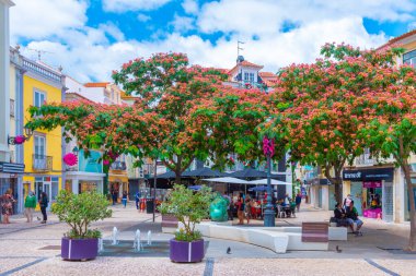 Setubal, Portekiz, 21 Haziran 2021: Portekiz 'in Setubal kasabasındaki Dar Sokak.