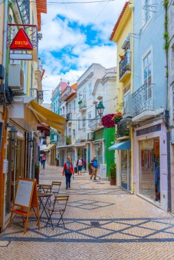 Setubal, Portekiz, 21 Haziran 2021: Portekiz 'in Setubal kasabasındaki Dar Sokak.