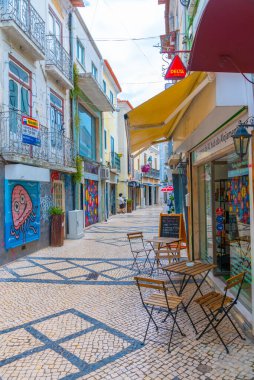 Setubal, Portekiz, 21 Haziran 2021: Portekiz 'in Setubal kasabasındaki Dar Sokak.