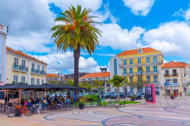 Setubal, Portekiz, 21 Haziran 2021: Portekiz 'in Setubal kentindeki eski kasabada Praca de Bocage Meydanı.