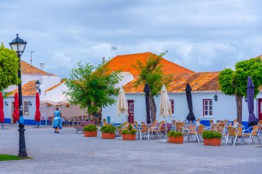 Porto Covo, Portekiz, 21 Haziran 2021: Portekiz 'in Porto Covo kentindeki eski şehrin Dar Caddesi.