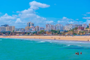 Portimao, Portekiz, 19 Haziran 2021: Portekiz 'deki Portimao plajına bakan oteller.