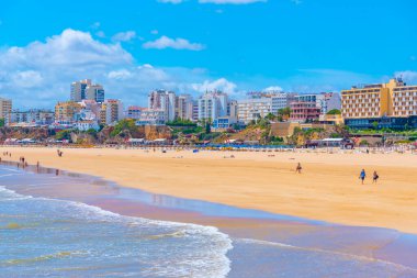 Portimao, Portekiz, 19 Haziran 2021: Portekiz 'deki Portimao plajına bakan oteller.