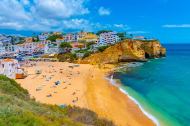 Carvoeiro, Portekiz, 19 Haziran 2021: Portekiz 'deki Praia de Carvoeiro plajında insanlar güneşleniyor.